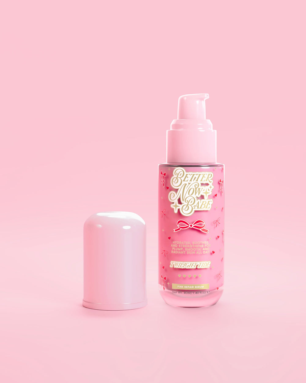 En rosa P.Louise-flaska med Better Now Babe Pink Barrier Repair Serum i Twilight Tide-doft med pump och lock på rosa bakgrund