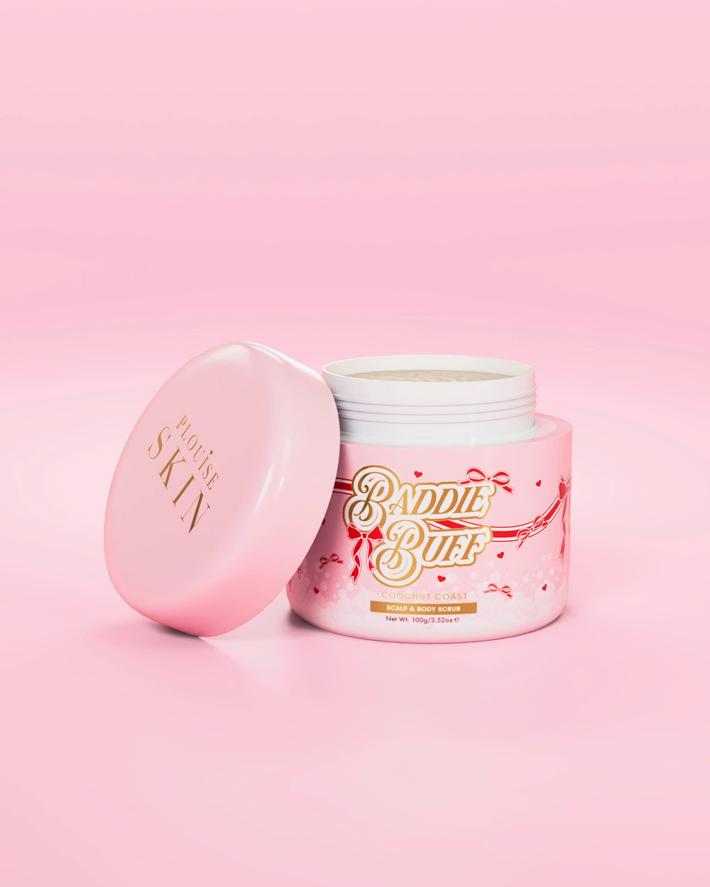 En rosa P.Louise-balja med Baddie Buff Scalp and Body Sugar Scrub i Coconut Coast med locket av