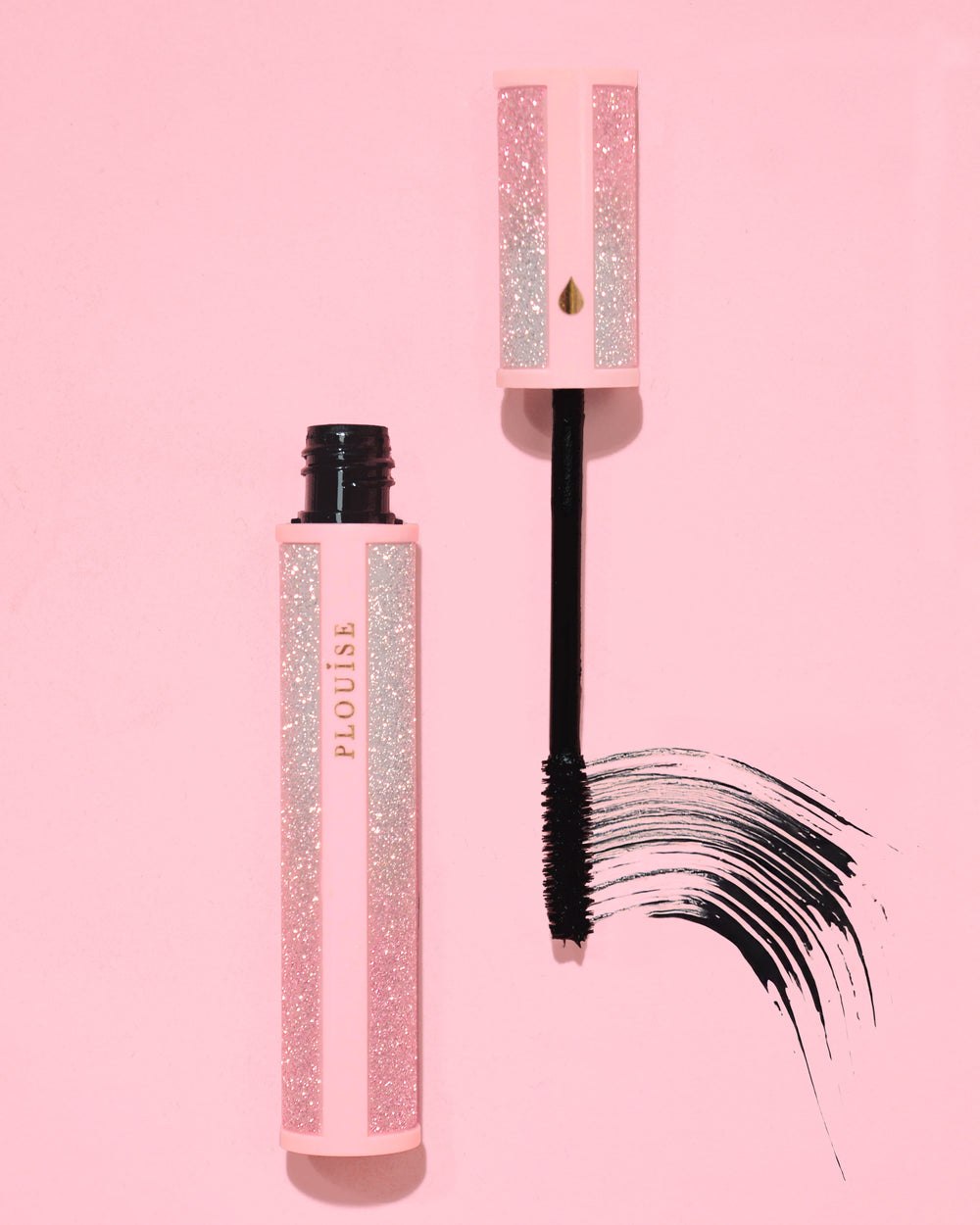 Rosa glittrig P.Louise Cry Baby-mascara med svart trollstav på rosa bakgrund