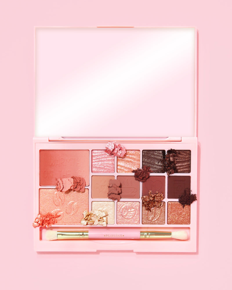 En bild på P. Louise Breakfast Bites All In One Makeup Palette i Hot To Go i neutrala och lila färger på en rosa bakgrund