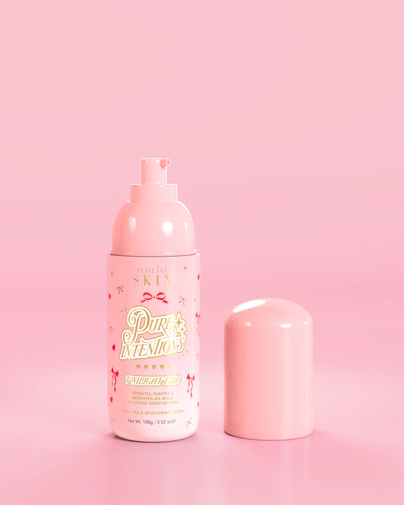 Rosa flaska P.Louise Pure Intentions Purify & Brightening Lotion med röd rosett mot en rosa bakgrund