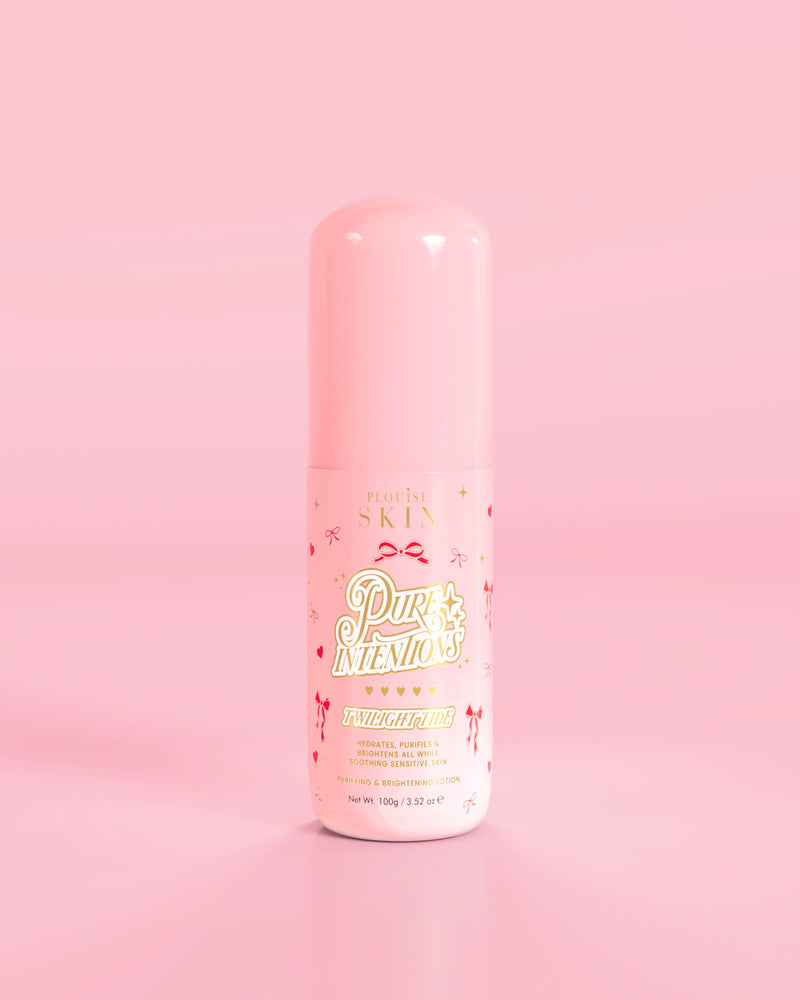 Rosa flaska P.Louise Pure Intentions Purify & Brightening Lotion med röd rosett mot en rosa bakgrund