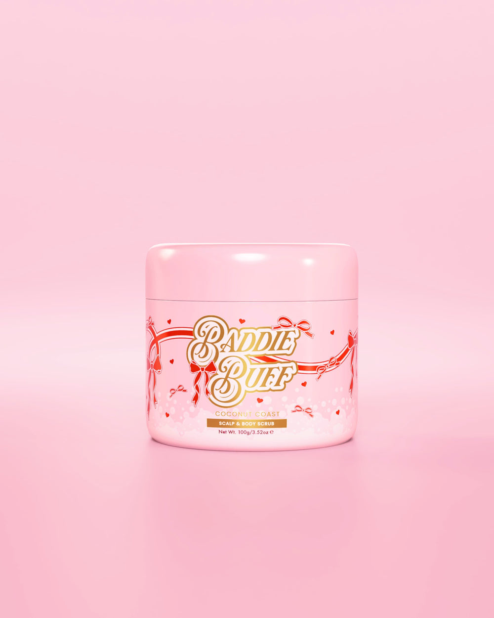 En rosa P.Louise badkar eller Baddie Buff Scalp and Body Sugar Scrub i Coconut Coast