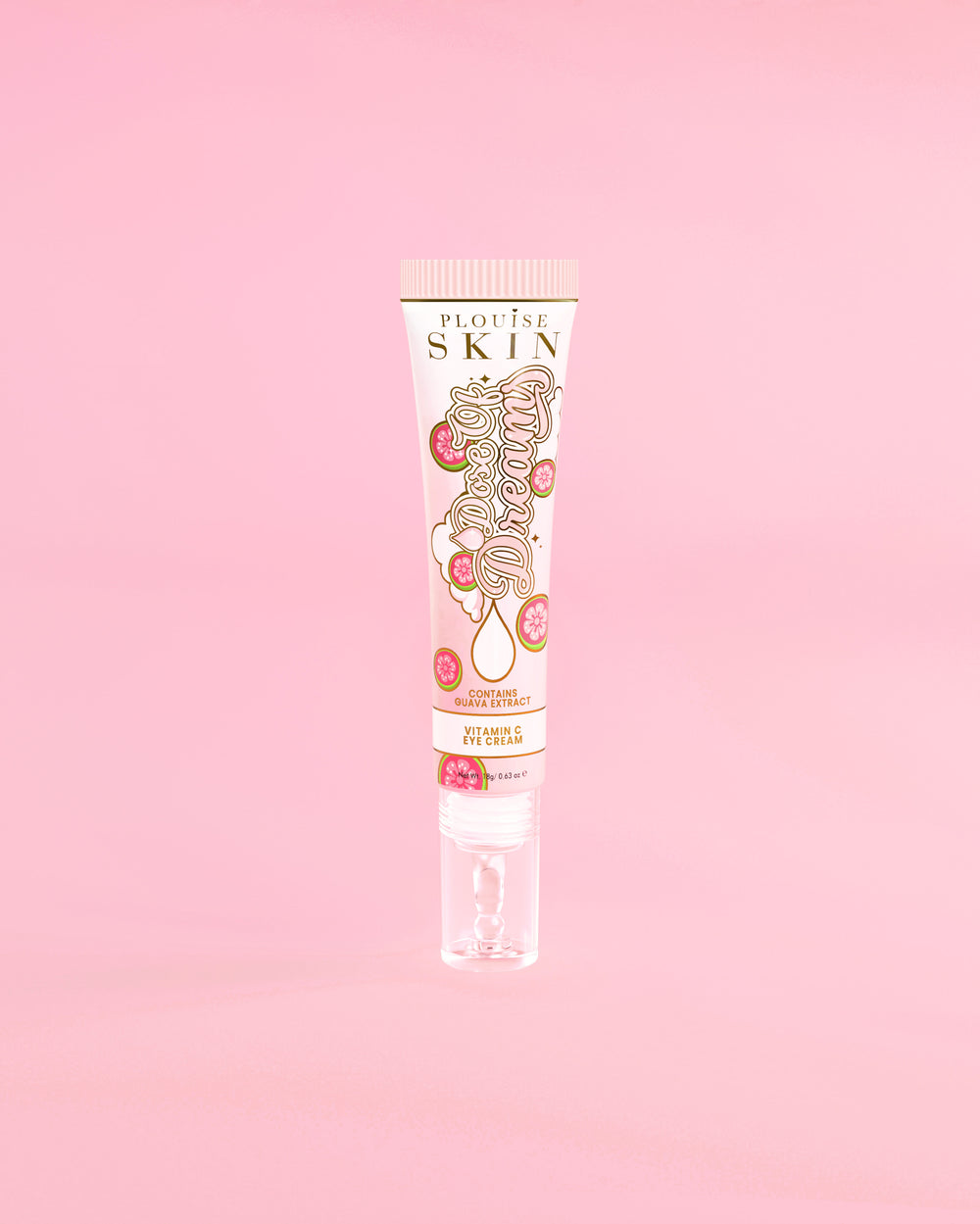 Tube av P. Louise Dose Of Dreams Vitamin C Brightening Eye Cream på en rosa bakgrund