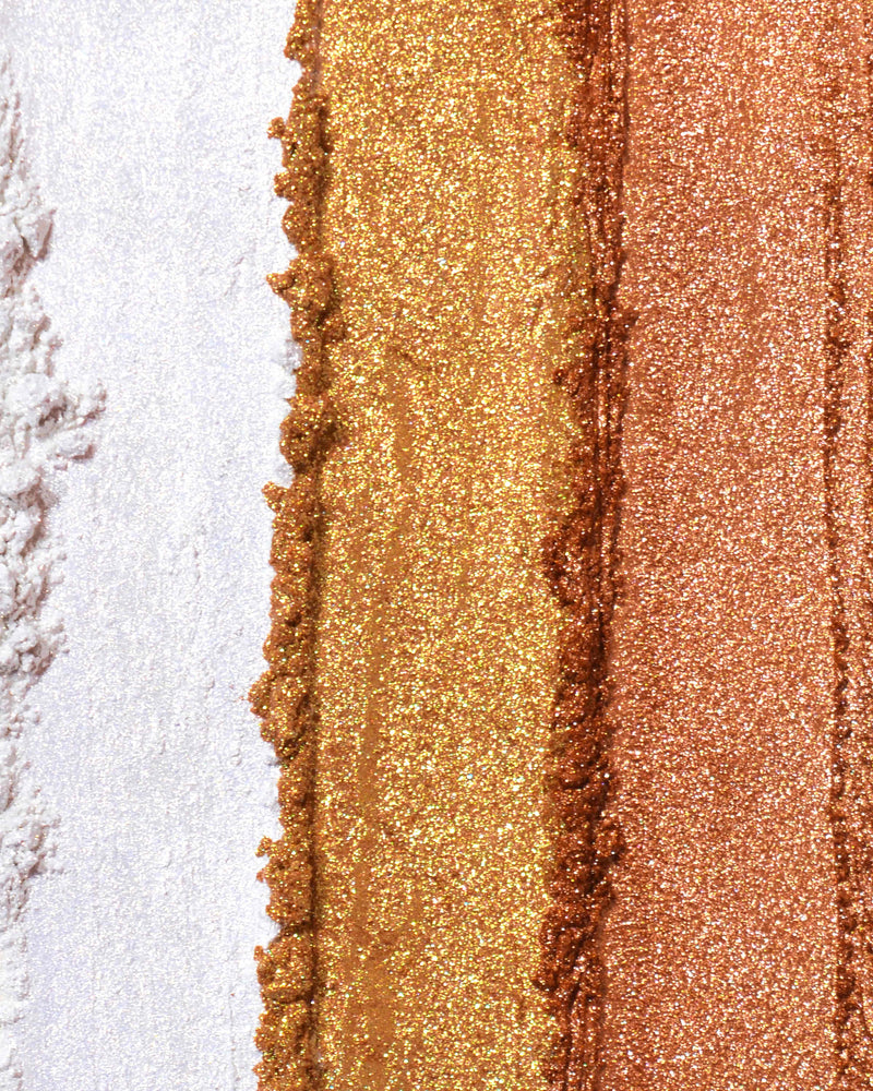 Närbild av swatches av P.Louise Secret Stardust lösa glitter ögonskuggspigment