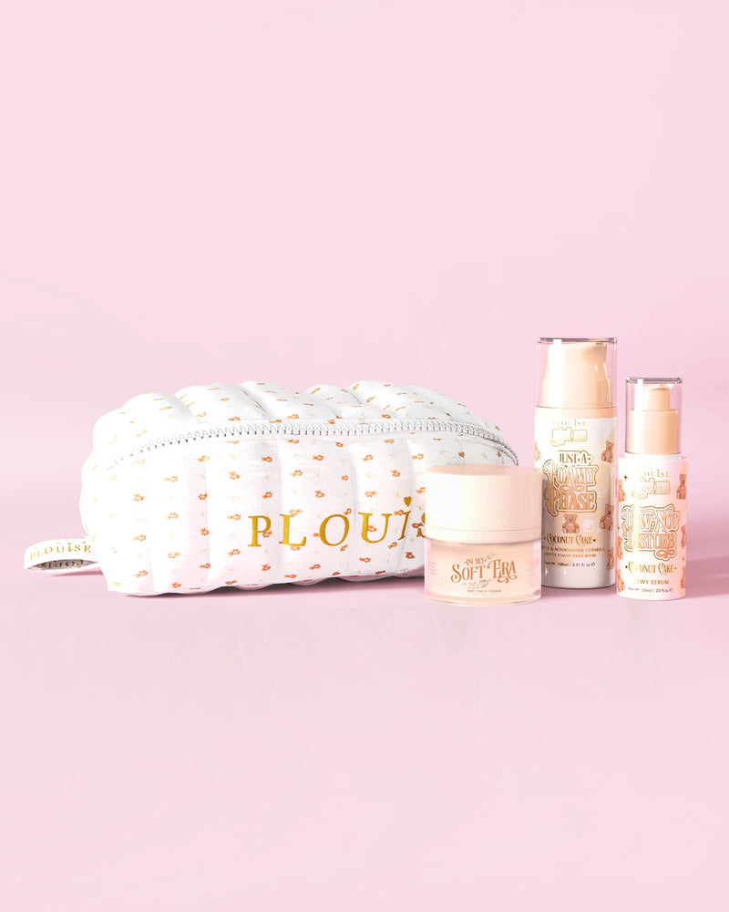 En bild av P.Louise The Softest Touch Skincare Starter Kit med småtryckssmink och hudvårdsväska med 3 hudvårdsprodukter mot en rosa bakgrund
