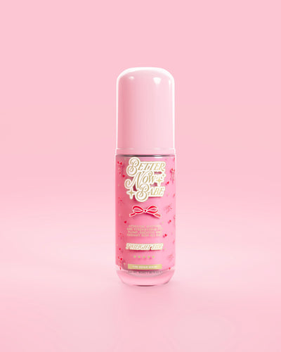 Se igenom rosa flaska P.Louise Better Now Babe rosa barriärreparationsserum i skymningsdoft mot en rosa bakgrund