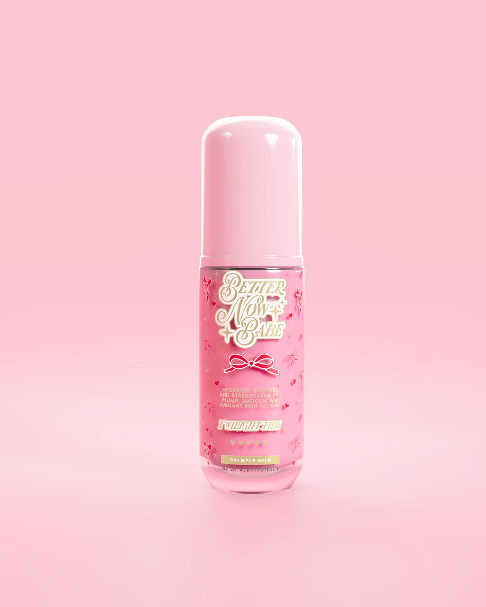 Se igenom rosa flaska P.Louise Better Now Babe rosa barriärreparationsserum i skymningsdoft mot en rosa bakgrund