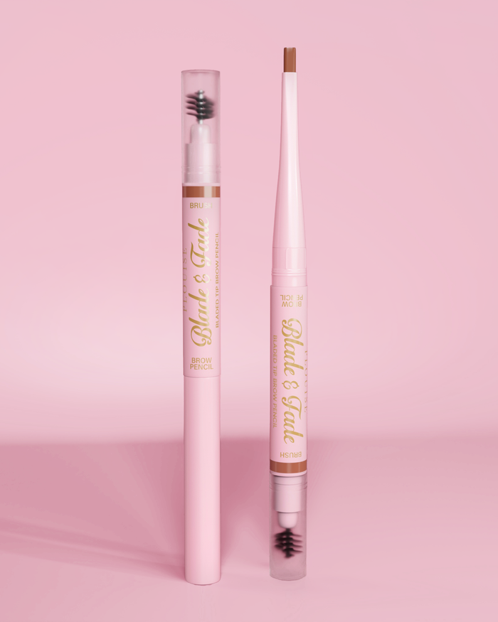 En bild av två P.Louise Blade & Fade Eyebrow Pencils With Brush, en med locket på och den andra med locket av och visar bladet mot en rosa bakgrund