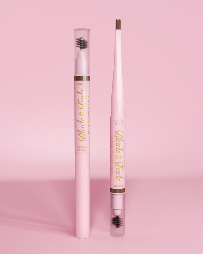 En bild av två P.Louise Blade & Fade Eyebrow Pencils With Brush, en med locket på och den andra med locket av och visar bladet mot en rosa bakgrund