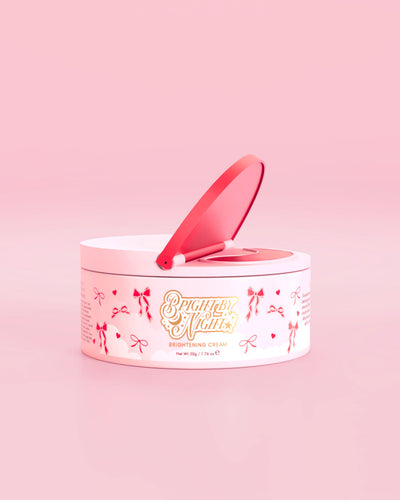 Rosa badkar av P.Louise Bright By Night Brightening Cream med röd rosett grafiska element mot en rosa bakgrund