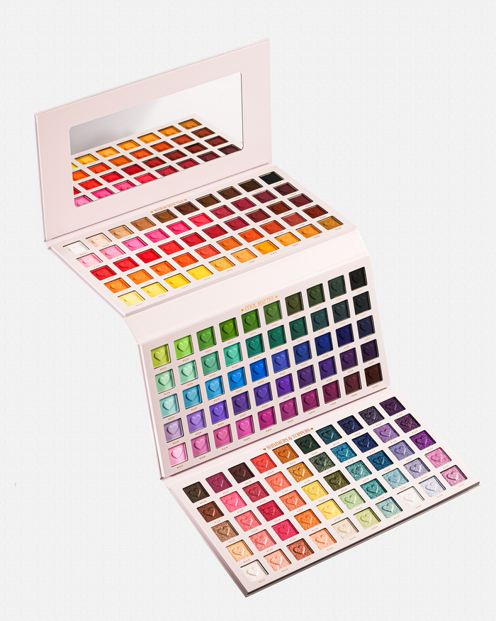 En öppen P.Louise Creative Comeback XXXL Rainbow Eyeshadow Palette som visar 150 färgglada ögonskuggor
