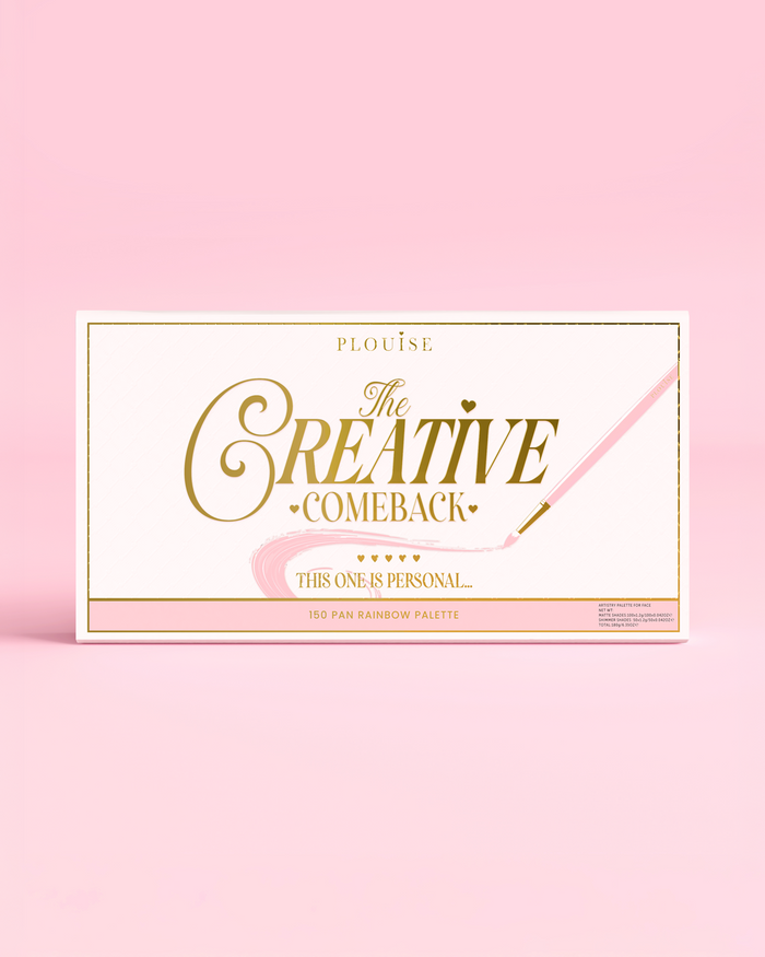 Framsidan av en stängd P.Louise Creative Comeback XXXL Rainbow Eyeshadow Palette med guldtypografi på ett rosa fodral mot en rosa bakgrund