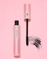 Rosa glittrig P.Louise Cry Baby-mascara med svart trollstav på rosa bakgrund