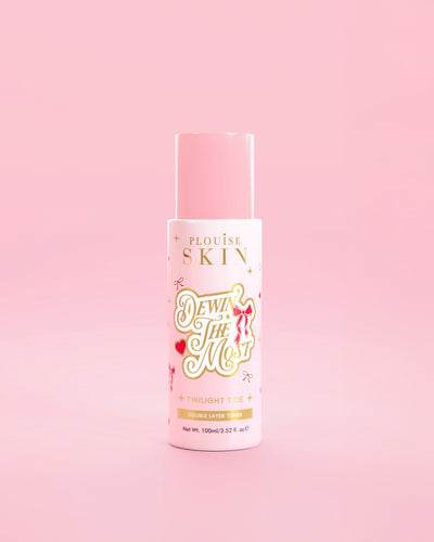 Rosa P.Louise flaska Dewing The Most Double Layer Toner med röd rosett mot en rosa bakgrund