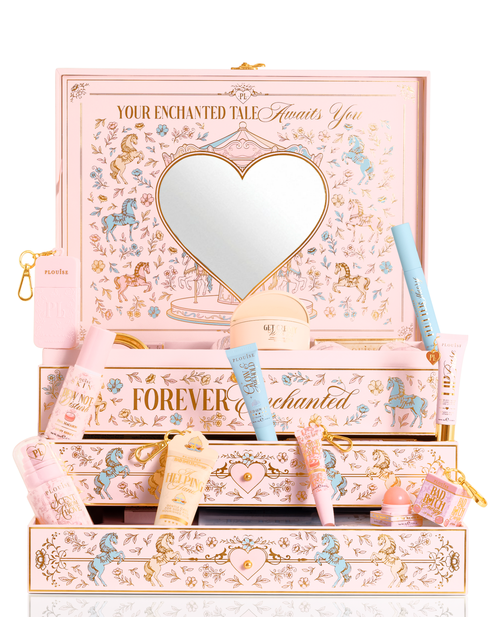A P.Louise pastellrosa, blå och gul jul PR skönhetspresentförpackning märkt "Your Enchanted Tale" med en hjärtformad spegel på locket och öppna lådor, omgiven av diverse kosmetiska tuber, flaskor och en liten påse på en vit bakgrund.