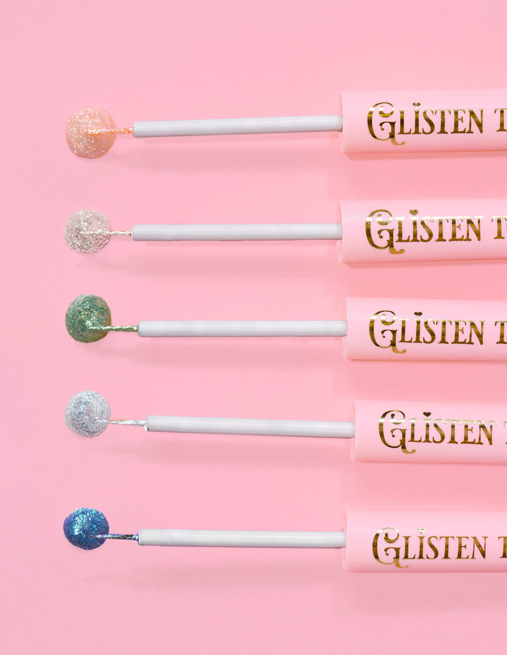 5 P.Louise Glisten To Your Heart glitter eyeliners uppradade med ett dropp av produkten på änden mot en rosa bakgrund