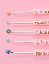 5 P.Louise Glisten To Your Heart glitter eyeliners uppradade med ett dropp av produkten på änden mot en rosa bakgrund