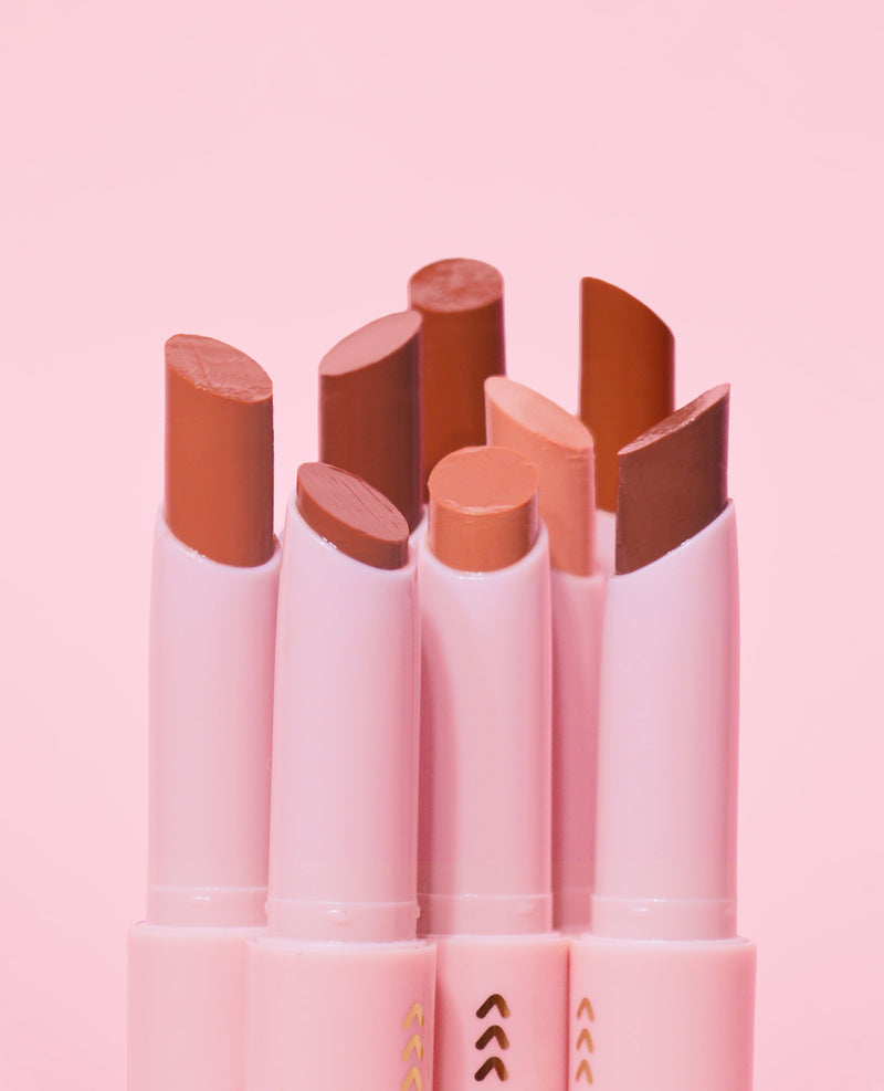 Närbild på en uppsättning P.Louise Glow Guide Glossy Lipstick Balms i en rad färger