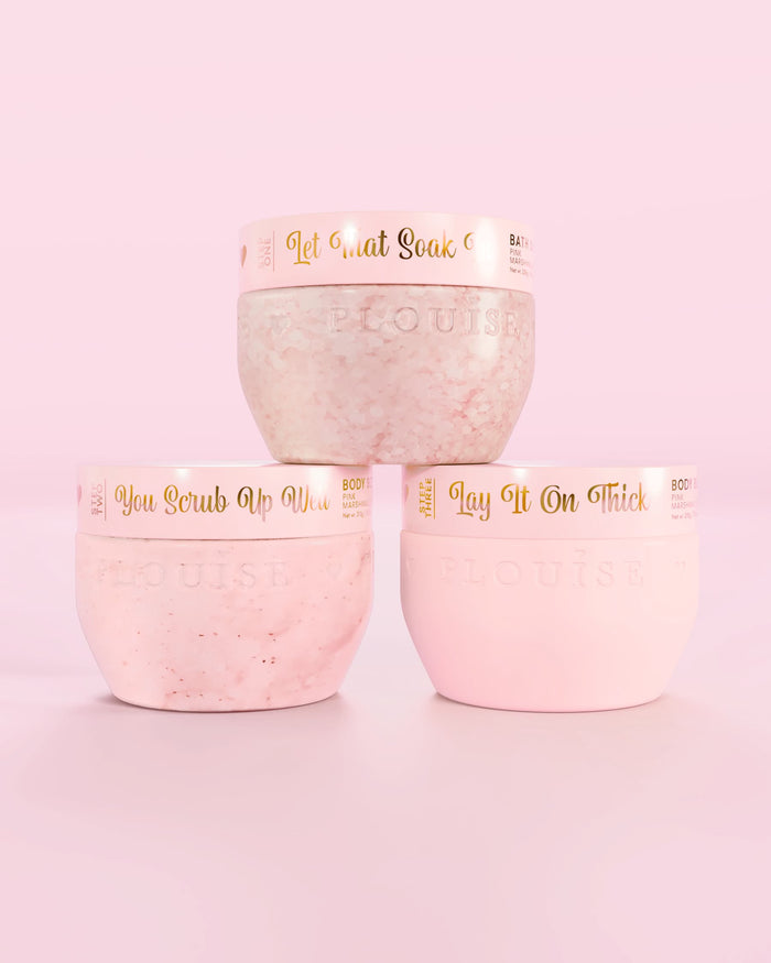 Tre P.Louise Hop Into Self-Care Pink Marshmallow rosa behållare med badsalt, kroppsskrubb och kroppssmör med guldtext på rosa bakgrund