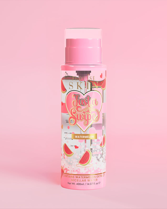 En flaska P. Louise Just A Swipe vattenmelondoftande micellärt vatten med vattenmelondesign på flaskan mot en rosa bakgrund