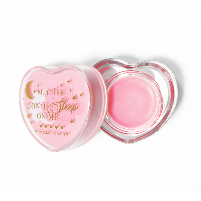 Rosa hjärtformad läppsovmask med locket av på vit bakgrund