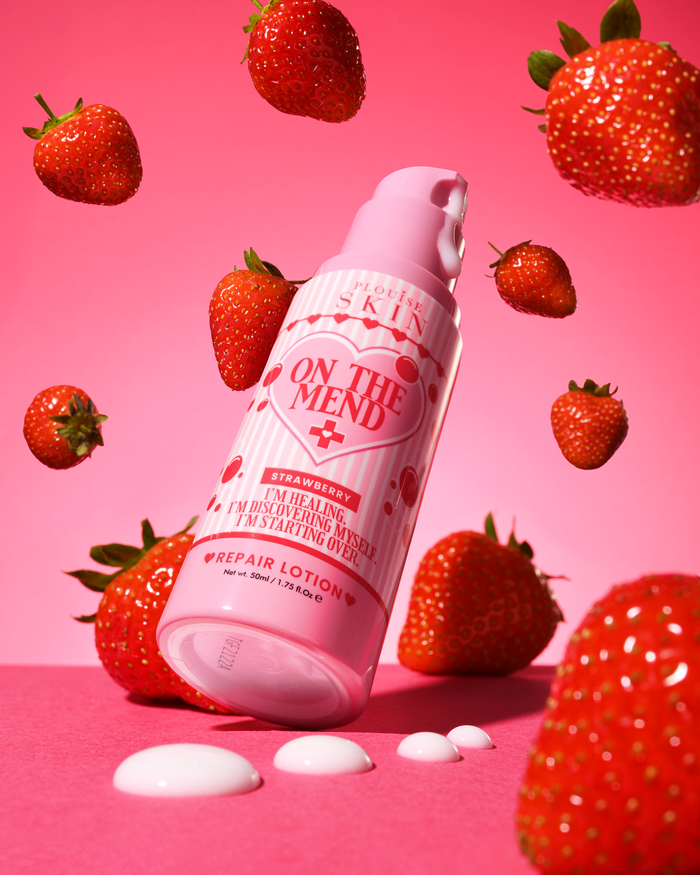Rosa flaska P.Louise On The Mend Barrier Repair Lotion i jordgubb