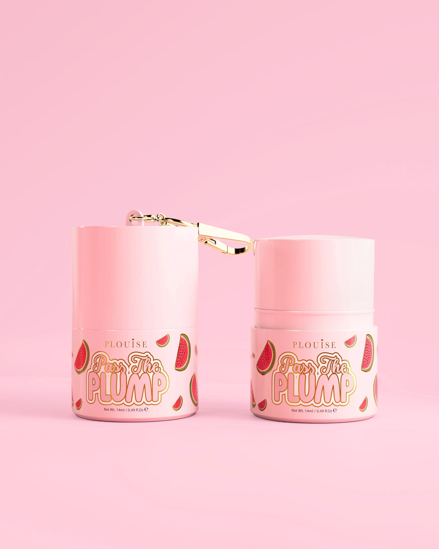 Två rosa burkar med P.Louise Pass The Plump Lip Treatment med vattenmelondesign på en rosa bakgrund