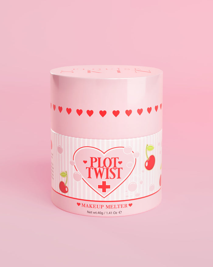 En rosa behållare med P.Louise Plot Twist Makeup Melting Cleansing Balm med hjärta och körsbärsmönster på etiketten mot en rosa bakgrund