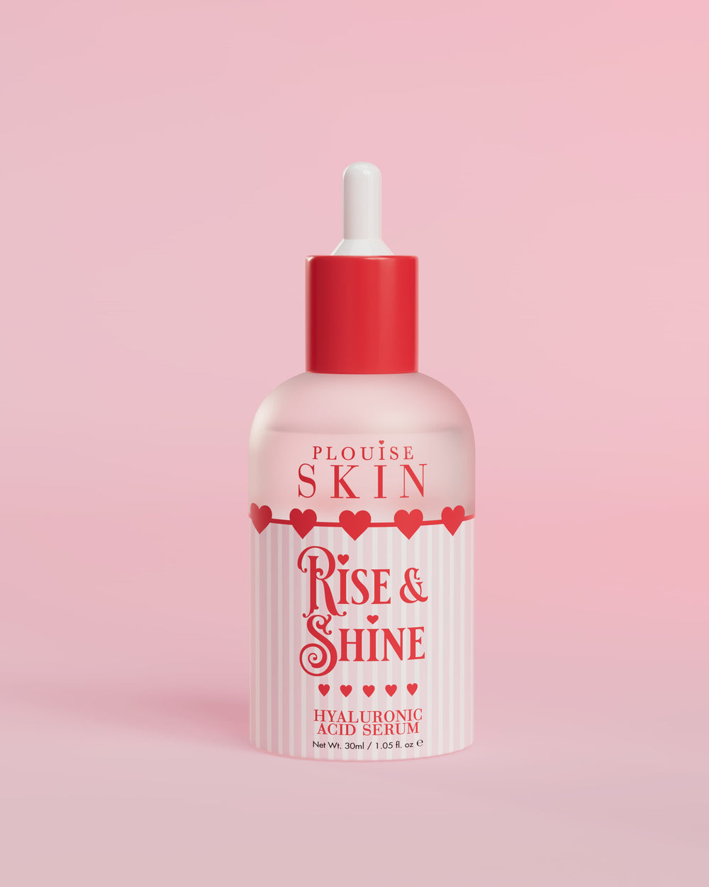 En flaska P.Louise Rise and Shine Hyaluronic Acid Serum med en rosa etikett och en röd dropper, mot en rosa bakgrund.