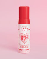 En pumpflaska P.Louise Shake It Off Foaming Face Cleanser mot en rosa bakgrund, med produktinformation och varumärke synligt på flaskan.