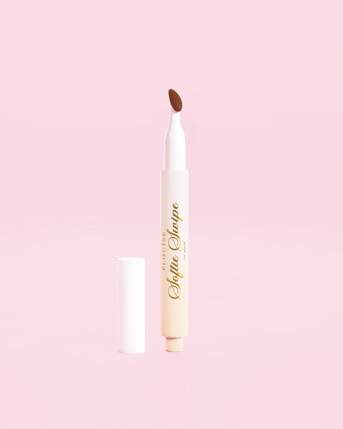 En bild av en P.Louise Softie Swipe Tinted Lip Mask i Sweet Spot mot en rosa bakgrund