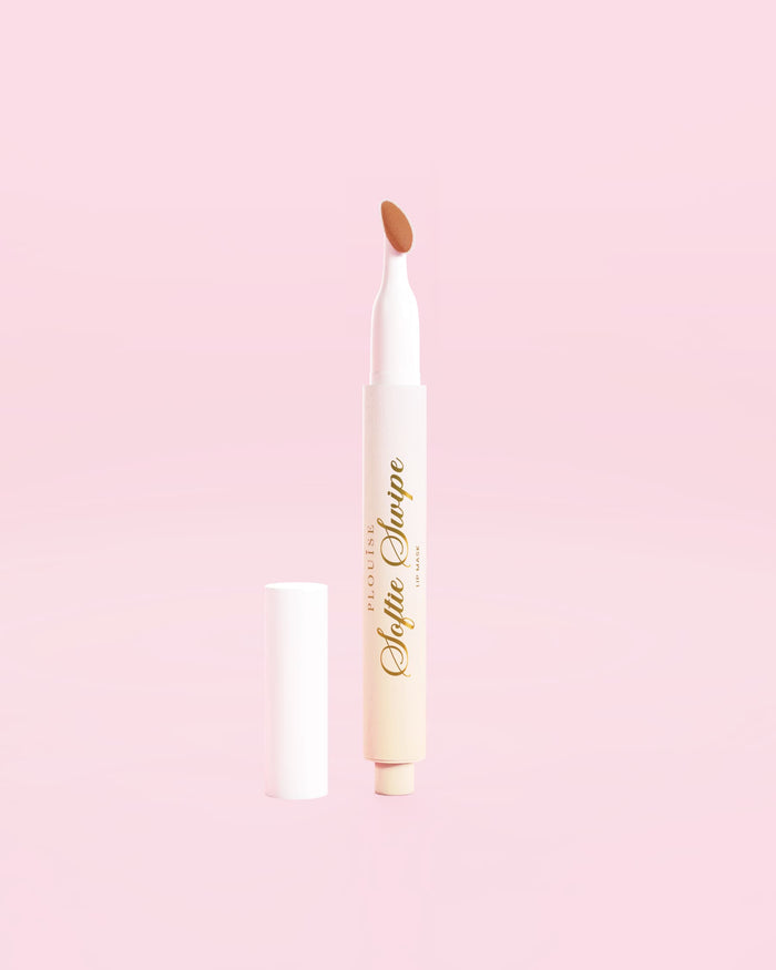 En bild som visar en P.Louise Softie Swipe Tinted Lip Mask i nyansen Snuggle Up