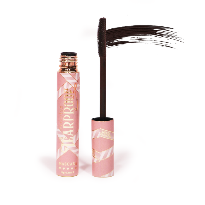 P. Louise Tearproof Mascara i kraftig brun på vit bakgrund