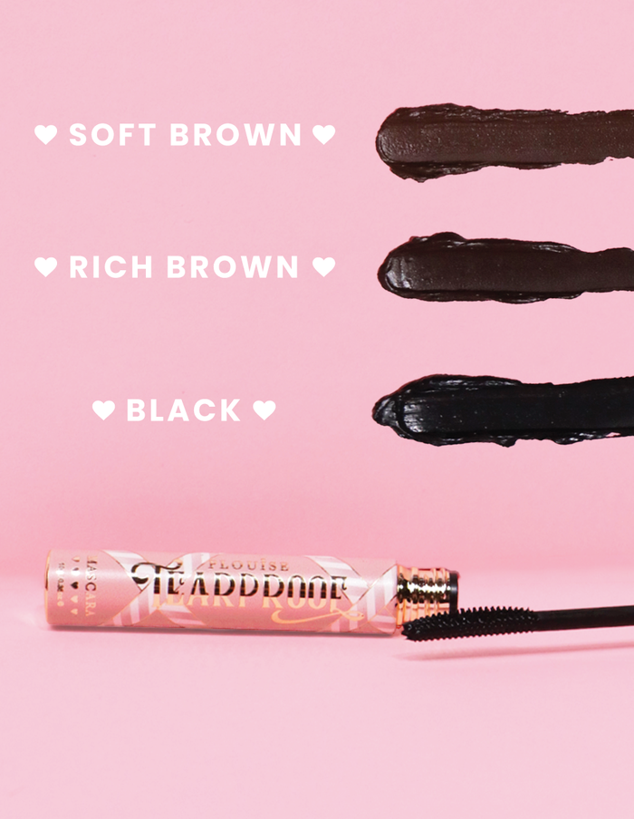 P. Louise Tearproof Mascara-prover i tre olika nyanser med text som säger varje nyans på en rosa bakgrund