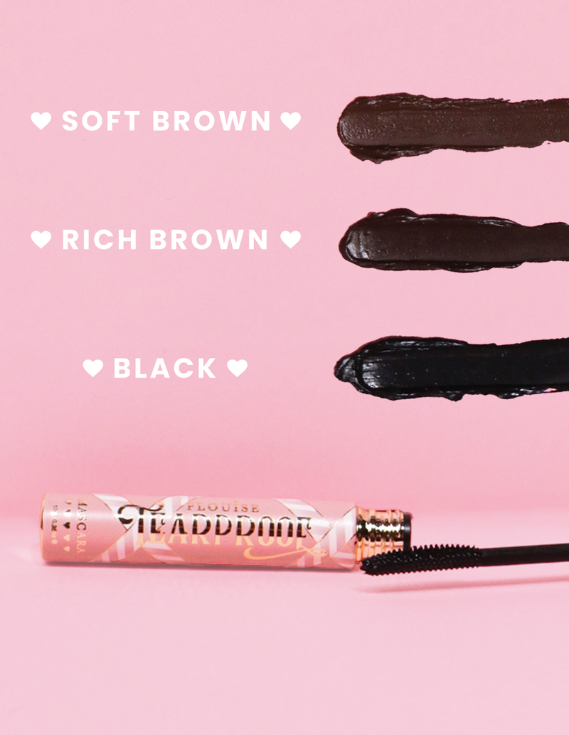 P. Louise Tearproof Mascara-prover i tre olika nyanser med text som säger varje nyans på en rosa bakgrund