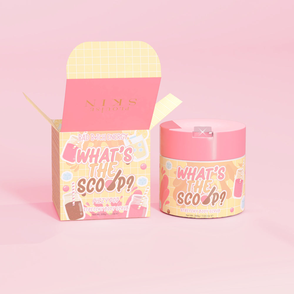 P. Louise "Vad är skopan?" stretchig kroppsskrubb i läskig popdoft med en läskig popdesignförpackning på en rosa bakgrund