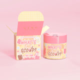 P. Louise "Vad är skopan?" stretchig kroppsskrubb i läskig popdoft med en läskig popdesignförpackning på en rosa bakgrund