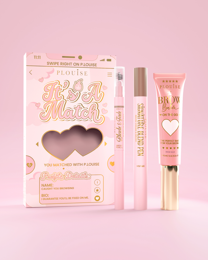 Det är A Match kosmetiska ögonbrynsset inklusive P.Louise Signature Blend Pen, Blade & Fade Brow Pencil och Brow Balm, förpackade i rosa och guld-tema lådor med hjärtmotiv.