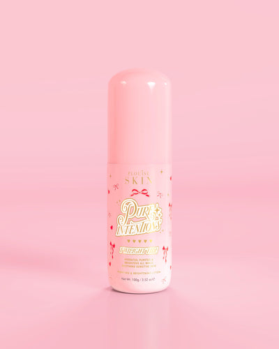 Rosa flaska P.Louise Pure Intentions Purify & Brightening Lotion med röd rosett mot en rosa bakgrund