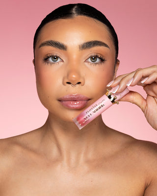 P.Louise Stay Shining Lip Gloss Lip Oil på en modell