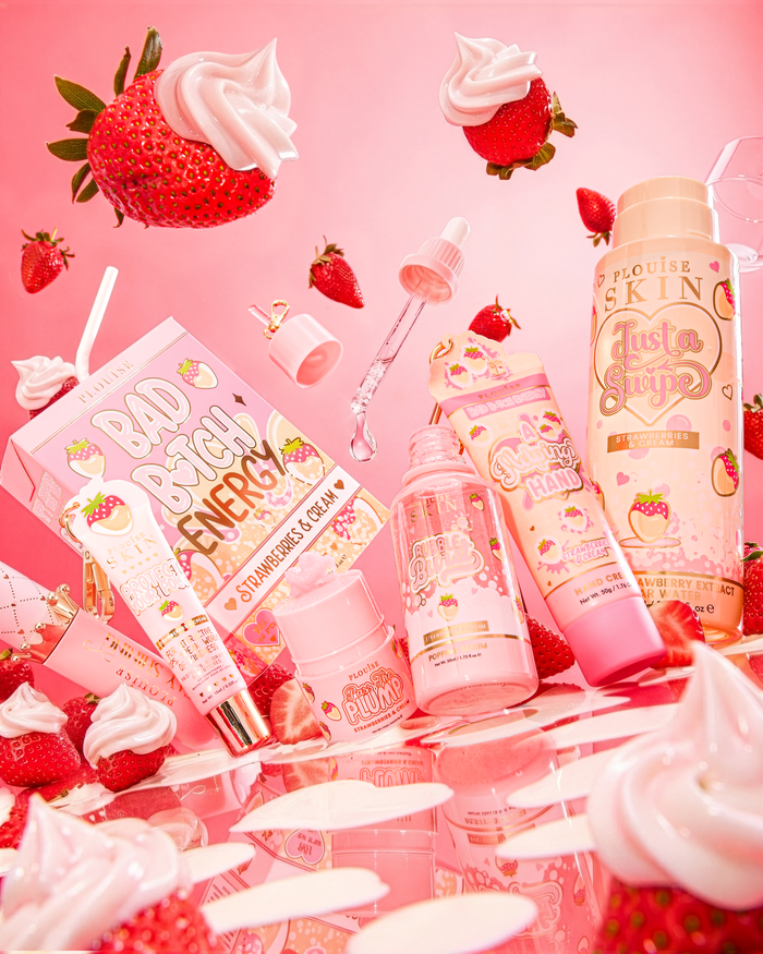 P.Louise What A Treat Strawberry And Cream Skincare Bundle omgiven av jordgubbar