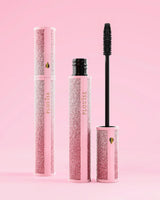 P.Louise Cry Baby Mascara med glittrigt hölje på en rosa bakgrund