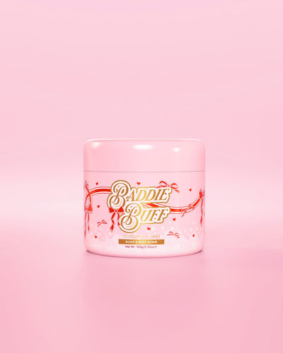 En rosa P.Louise badkar eller Baddie Buff Scalp and Body Sugar Scrub i Coconut Coast