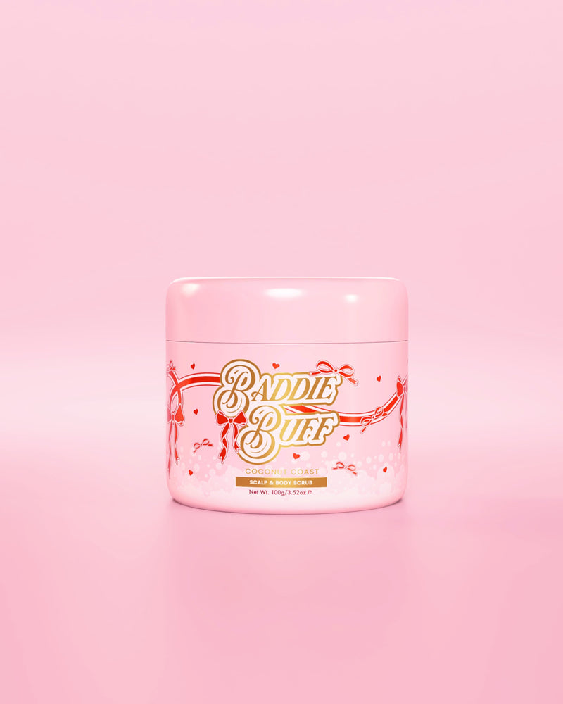 En rosa P.Louise badkar eller Baddie Buff Scalp and Body Sugar Scrub i Coconut Coast