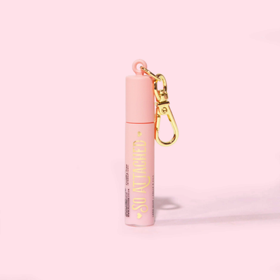 Bild på P.Louise Mini Keychain Tearproof Mascara i en rosa tub med guldskrift och guldnyckelring.