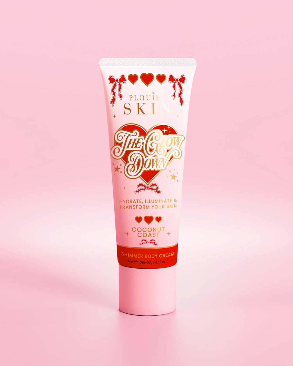 Rosa tub av P.Louise The Glow Down skimrande kroppskräm i doft av kokosnöt mot en rosa bakgrund
