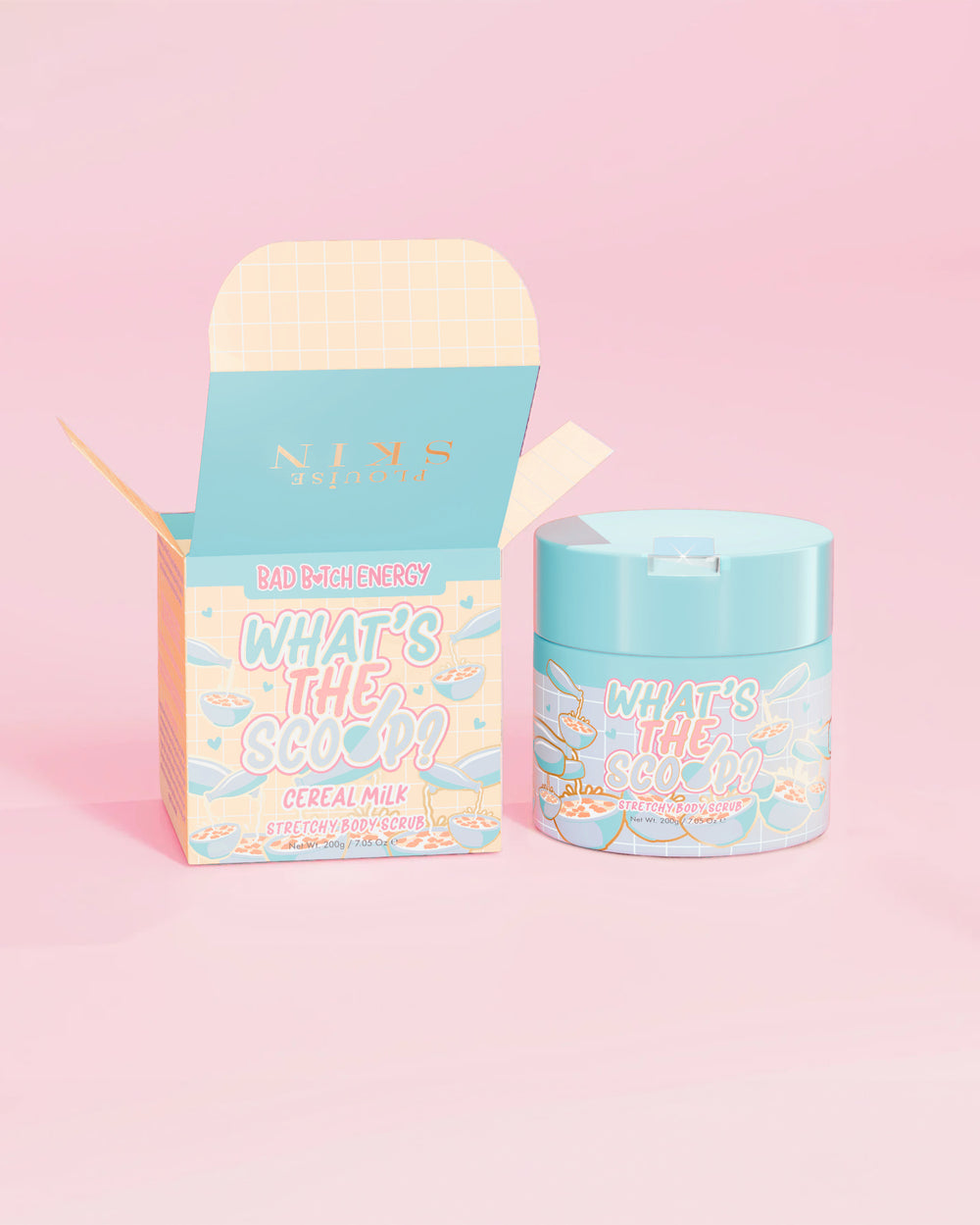 P. Louise "Vad är skopan?" stretchig kroppsskrubb i flingmjölksdoft med en designförpackning för spannmålsmjölk på en rosa bakgrund