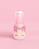 Rosa flaska P. Louise Erase The Trace Dark Spot Correcting Serum på en rosa bakgrund