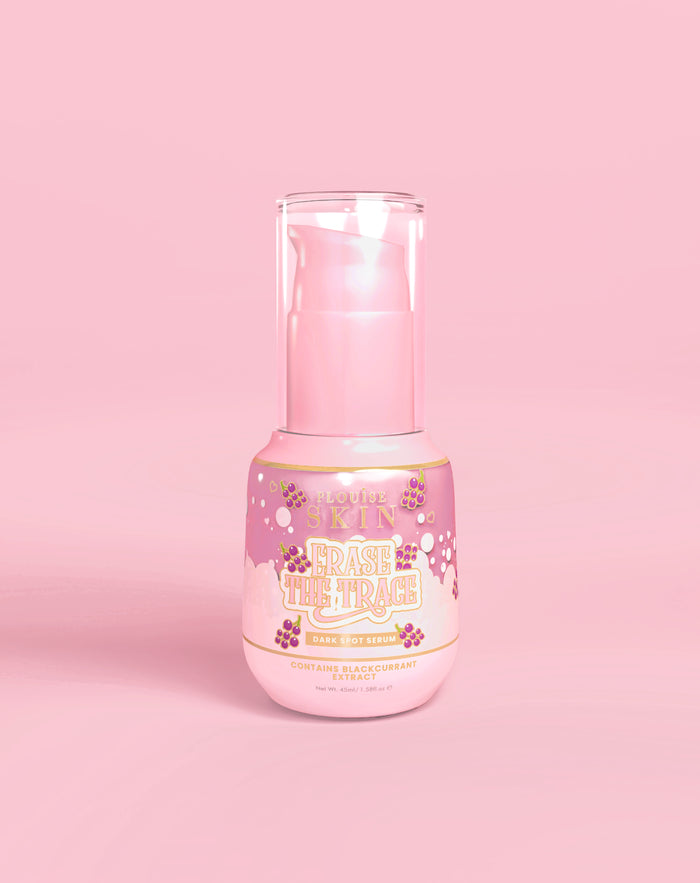 Rosa flaska P. Louise Erase The Trace Dark Spot Correcting Serum på en rosa bakgrund